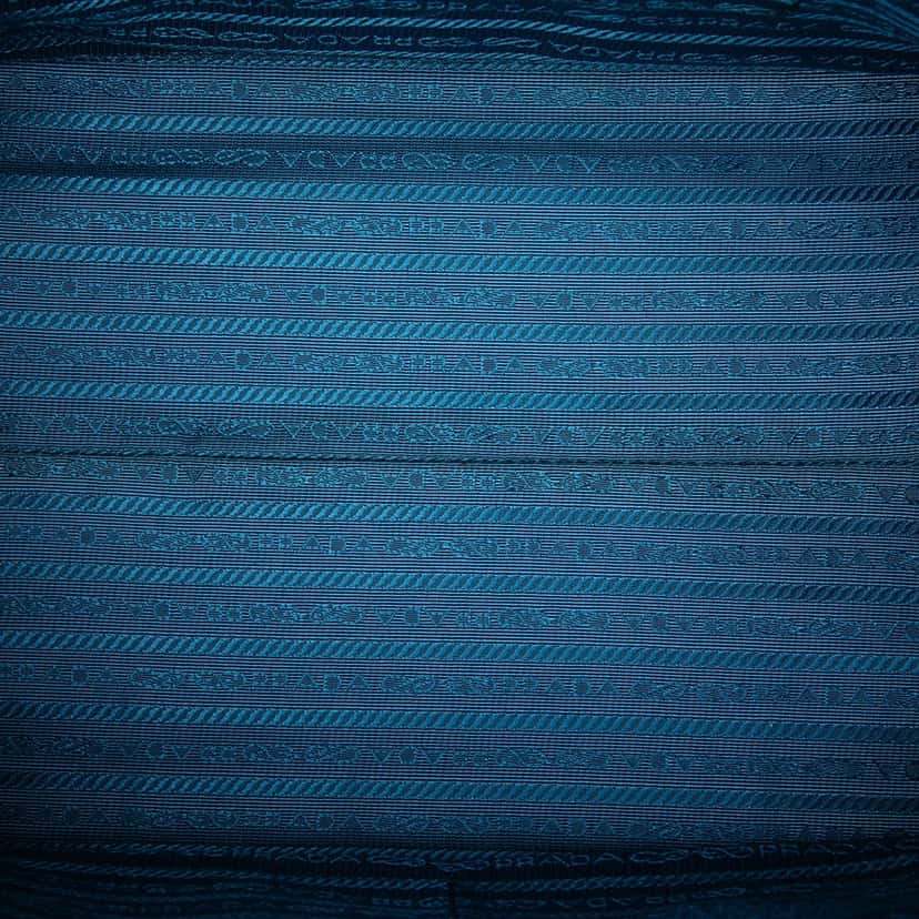 Prada Saffiano Lux Shopping Tote Blue Leather Very good condition - Model View