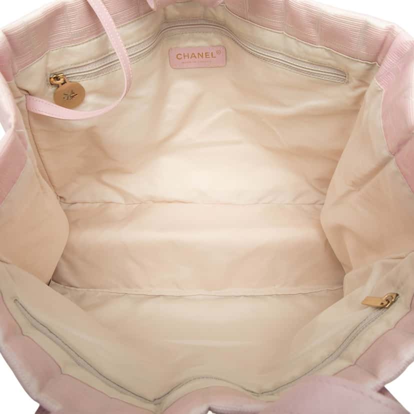 Chanel New Travel Line Nylon Tote Pink Very good condition - Model View