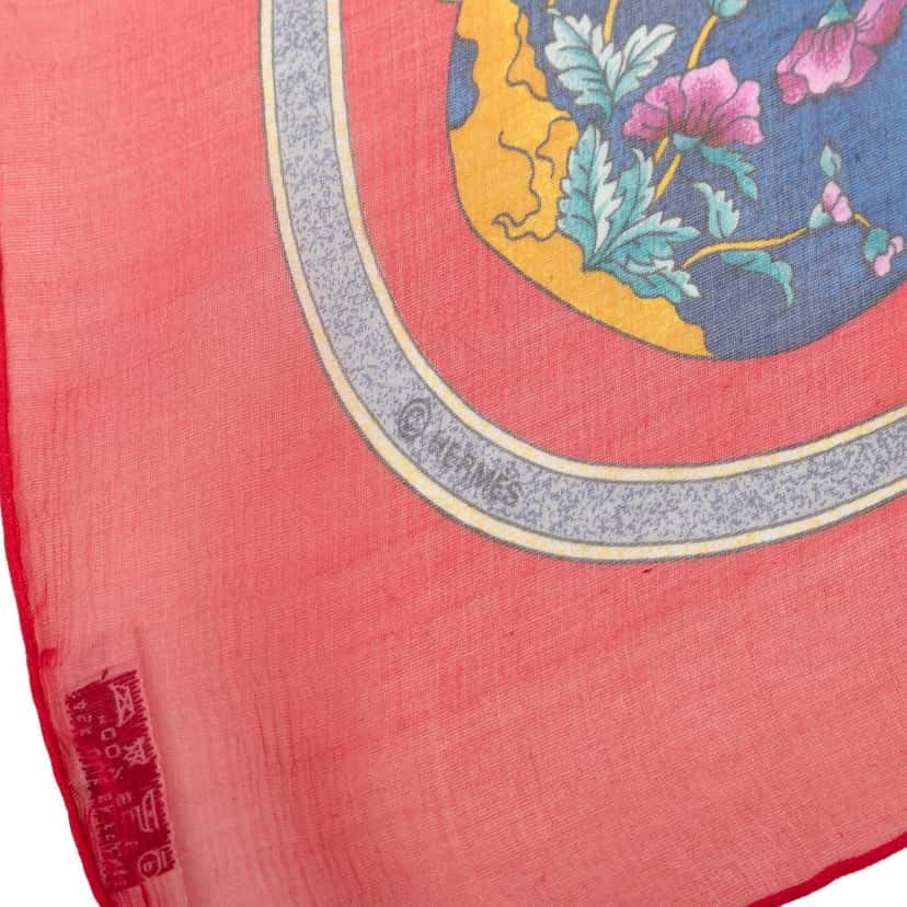 Hermès Qu Importe Le Flacon Silk Scarf 90 Red Very good condition - Model View