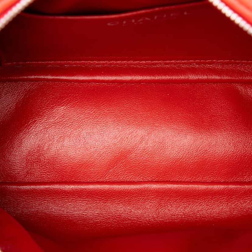 Chanel Quilted Lambskin Camera Bag Red Leather Very good condition - Model View
