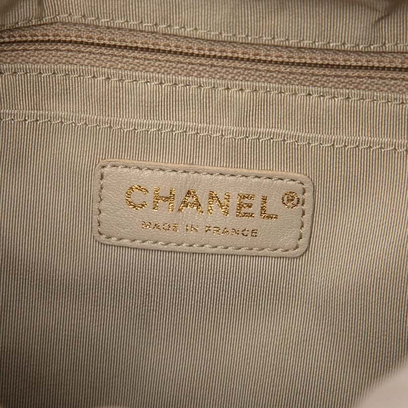 Chanel Medium Quilted Houndstooth Tweed and Calfskin Tabatiere Kisslock Fold Over Crossbody Black Very good condition - Box View
