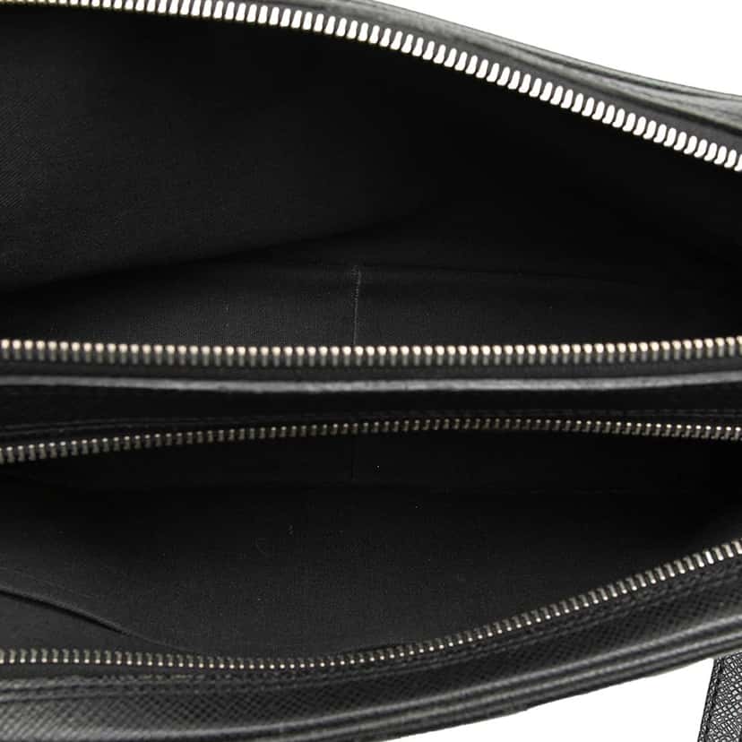 Louis Vuitton Taiga Neo Pavel Black Leather Very good condition - Model View