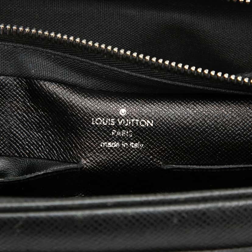 Louis Vuitton Taiga Neo Pavel Black Leather Very good condition - Box View