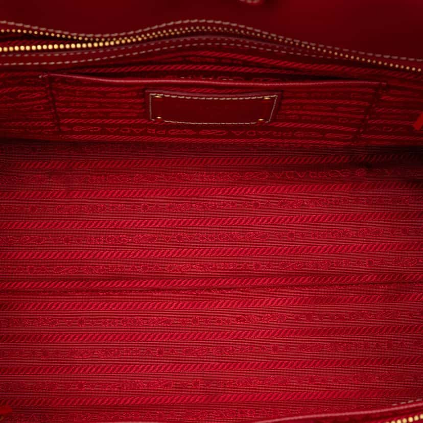 Prada Saffiano Lux Shopping Tote Red Leather Very good condition - Model View