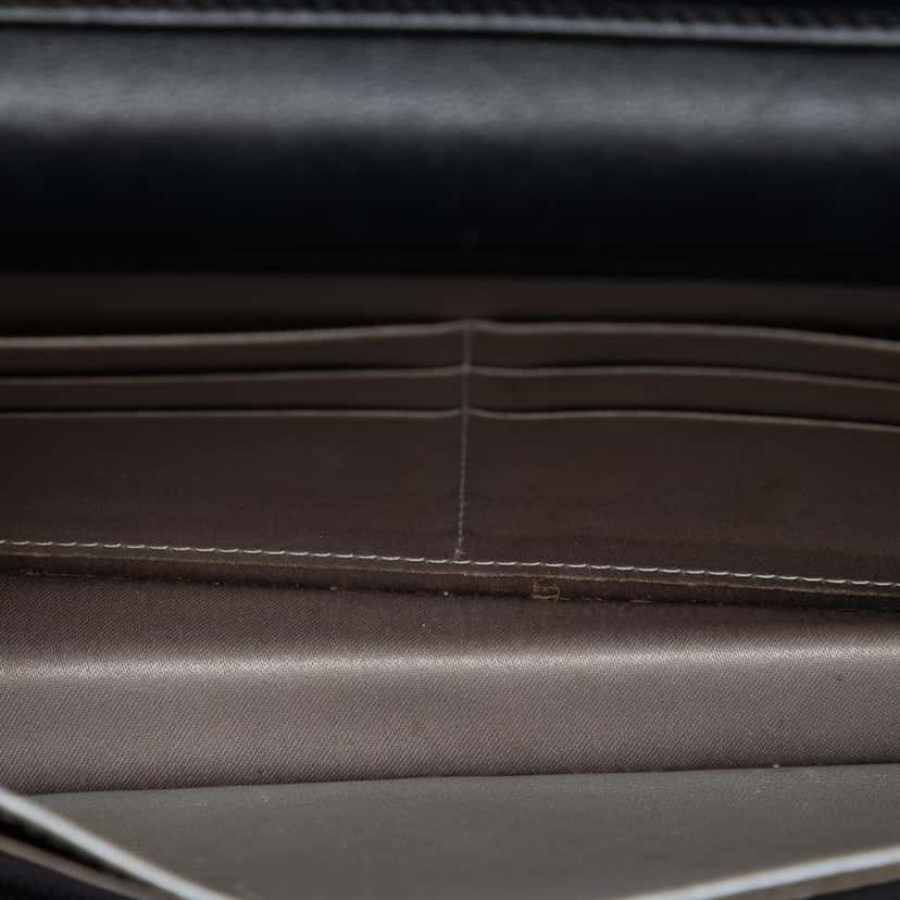 Chanel CC Embossed Lambskin Camellia Wallet On Chain Black Leather Very good condition - Model View