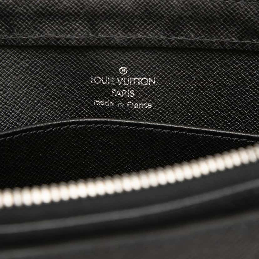 Louis Vuitton Taiga Pochette Baikal Black Leather Very good condition - Box View