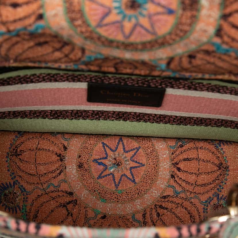 Dior Medium Embroidered Canvas In Lights Lady D Lite Pink Very good condition - Model View