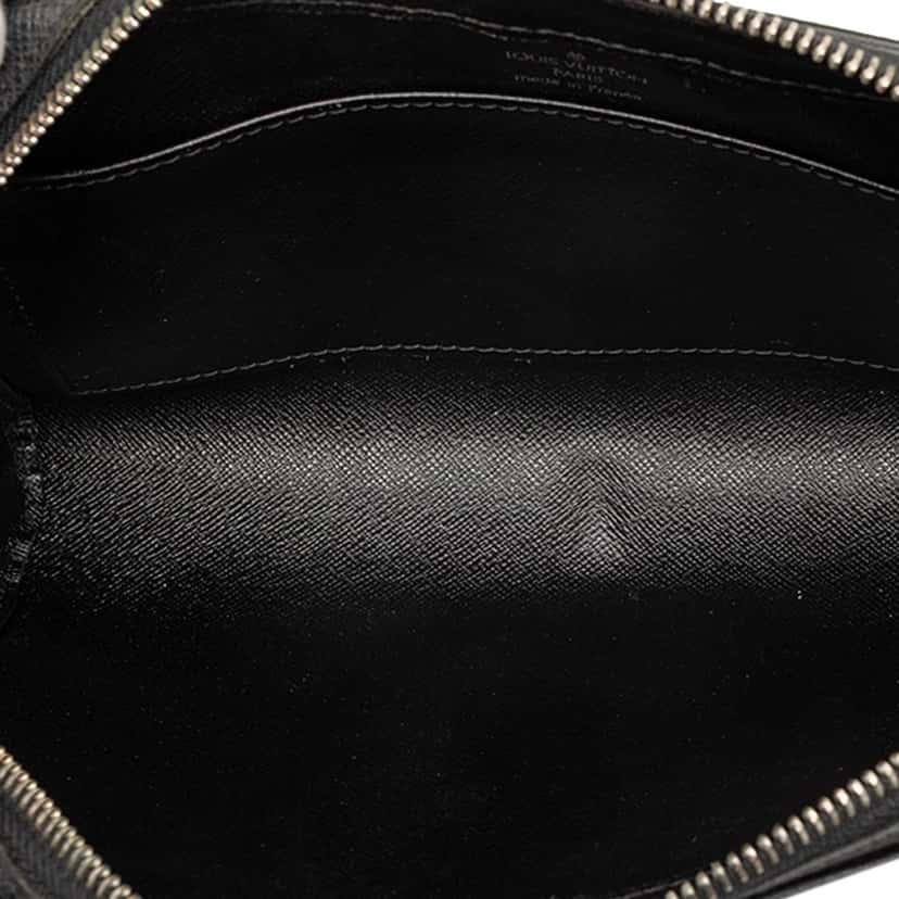 Louis Vuitton Taiga Pochette Baikal Black Leather Very good condition - Model View