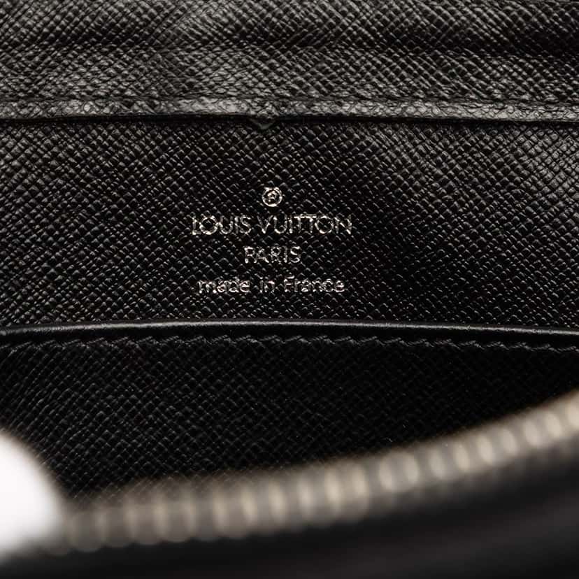 Louis Vuitton Taiga Pochette Baikal Black Leather Very good condition - Box View