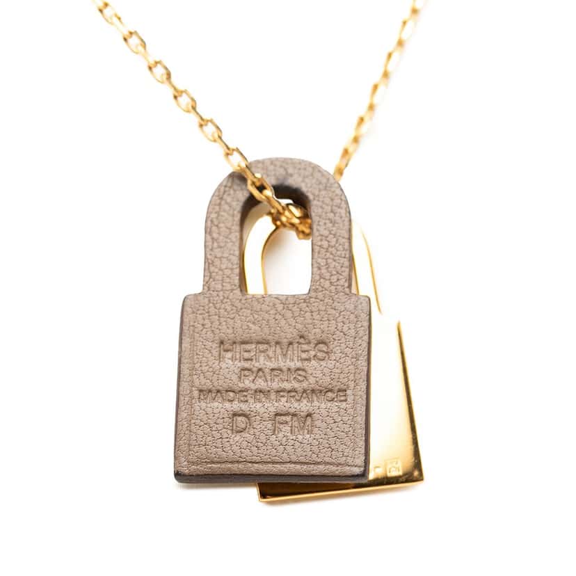 Hermès Gold Plated Swift O Kelly Pendant Necklace Gold Metal Very good condition - Inside View