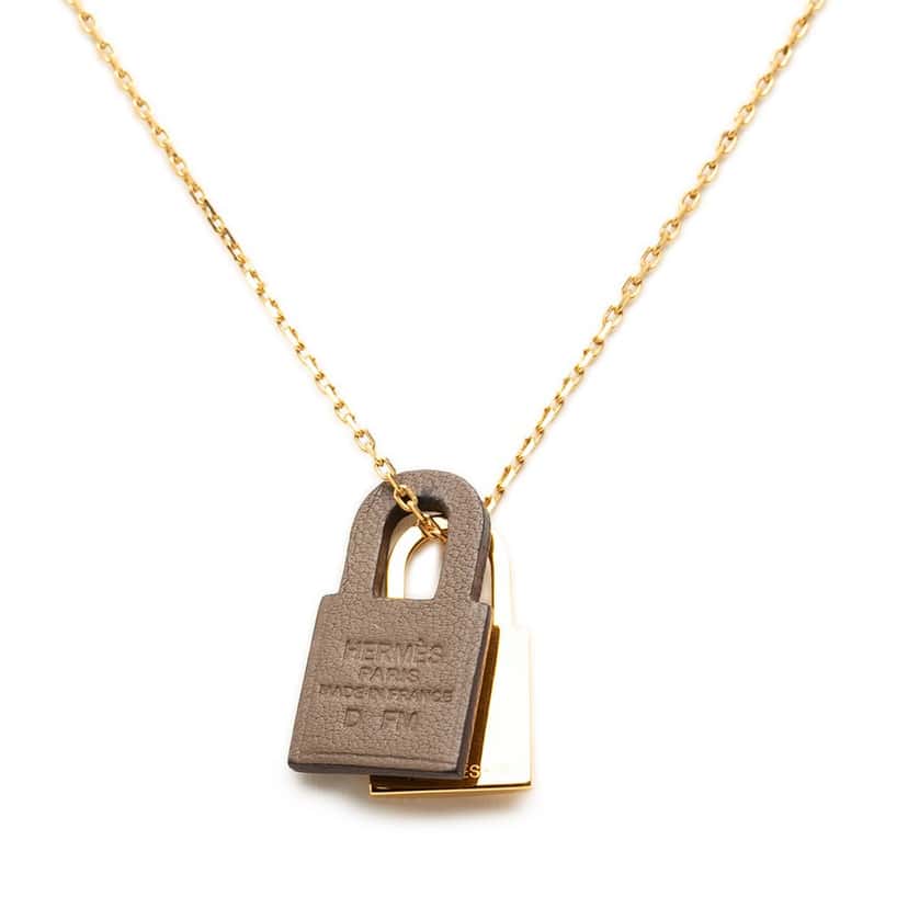 Hermès Gold Plated Swift O Kelly Pendant Necklace Gold Metal Very good condition - Model View