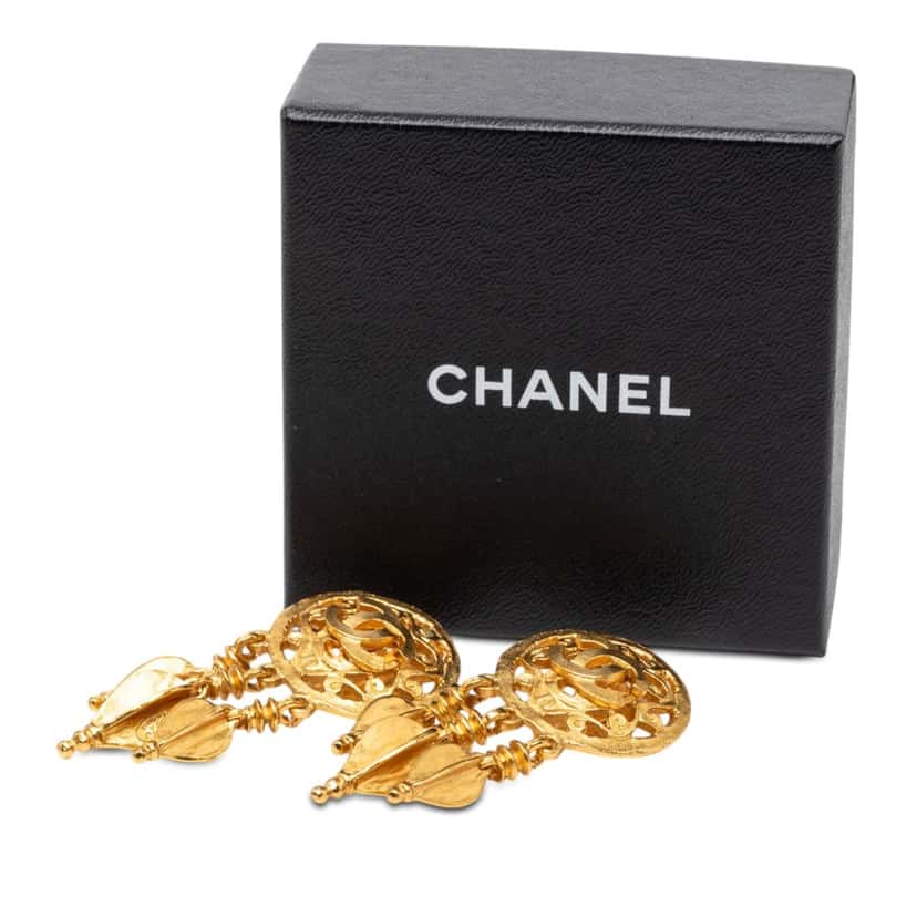 Chanel CC Gold Plated Filigree Fringe Drop Clip On Earrings Gold Metal Very good condition - Model View