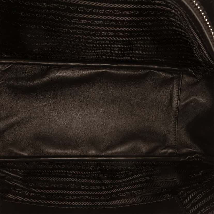 Prada Vitello Daino Crossbody Black Leather Very good condition - Model View