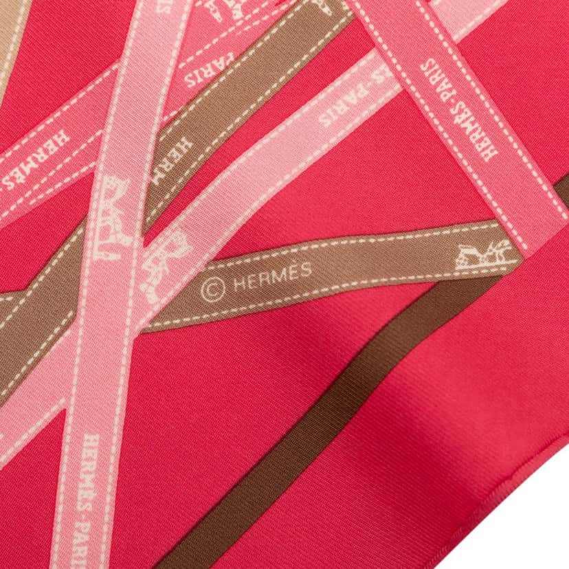 Hermès Bolduc Silk Pointu Triangle Scarf 90 Pink Very good condition - Model View