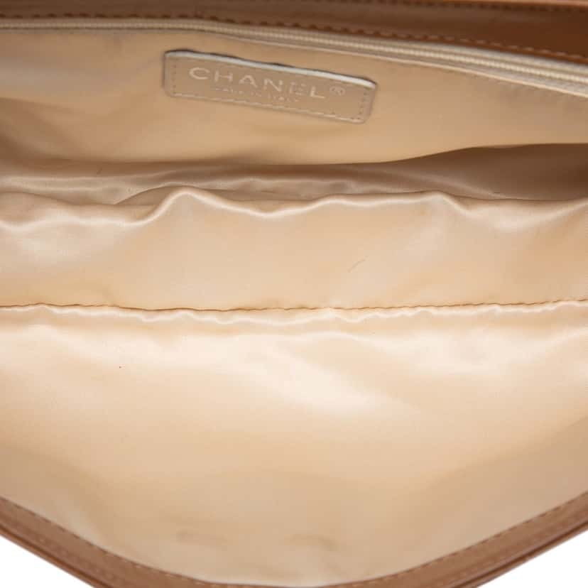 Chanel Quilted Aged Lambskin Reissue 2.55 East West Flap Brown Leather Very good condition - Model View