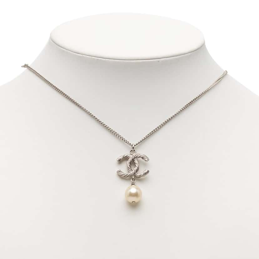 Chanel CC Brass Strass Faux Pearl Pendant Necklace Silver Metal Very good condition - Box View