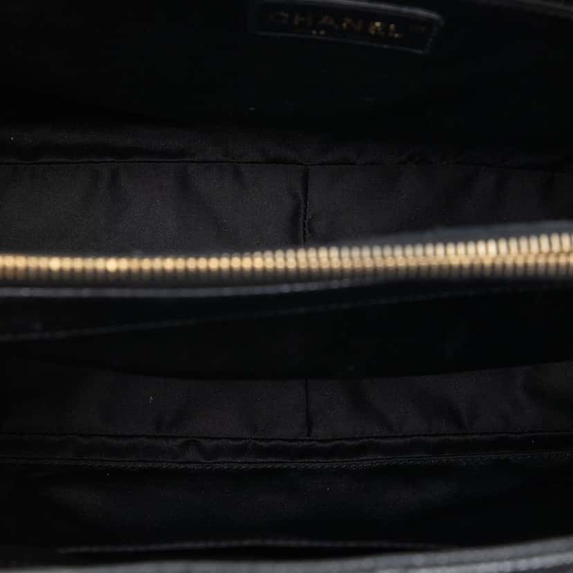 Chanel Caviar Grand Shopping Tote Black Leather Very good condition - Model View