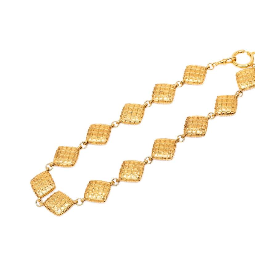 Chanel CC Gold Plated Quilted Diamond Necklace Gold Metal Very good condition - Model View