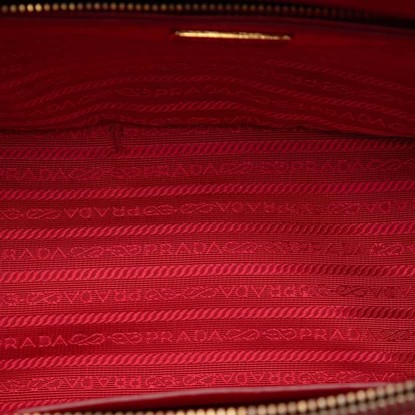 Prada Small Saffiano Lux Galleria Double Zip Satchel Red Leather Very good condition - Model View