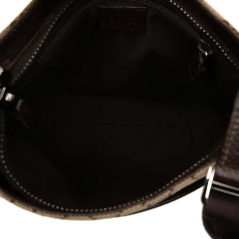 Gucci GG Canvas Crossbody Beige Very good condition - Model View