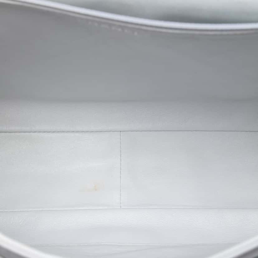 Chanel Maxi Quilted Aged Calfskin Reissue 2.55 Single Flap White Leather Very good condition - Model View