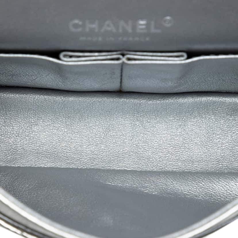 Chanel Metallic Aged Calfskin Reissue 2.55 Double Flap 225 Silver Leather Very good condition - Model View