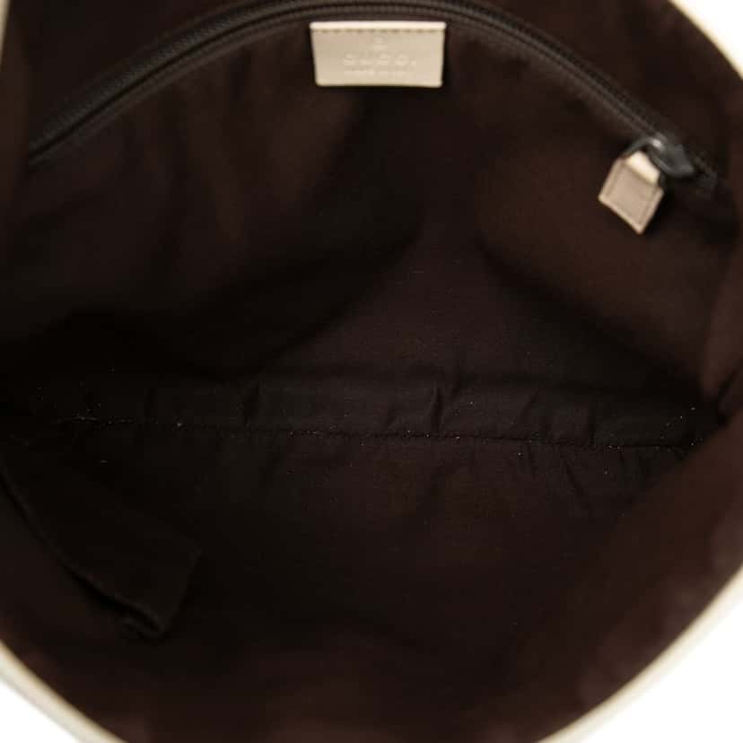 Gucci GG Canvas Crossbody Beige Very good condition - Model View