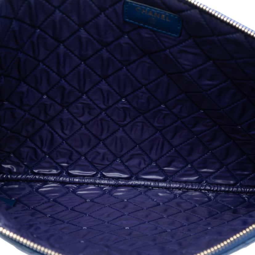 Chanel Large Bi Quilted Lambskin O Case Clutch Blue Leather Very good condition - Model View