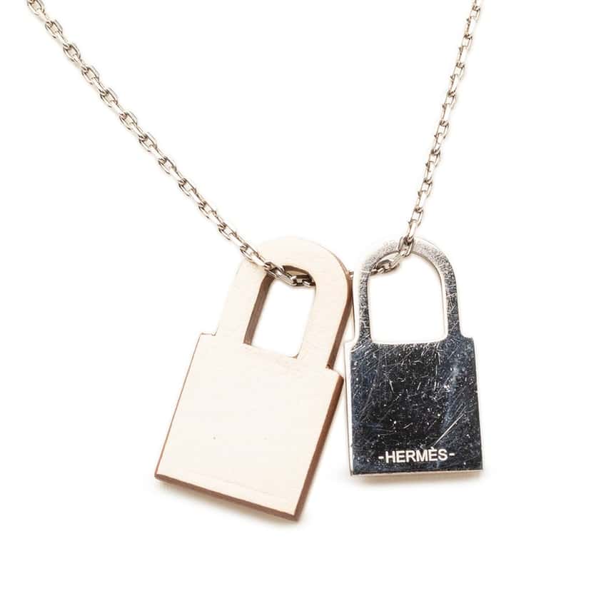 Hermès Palladium Plated and Swift O Kelly Pendant Necklace Silver Metal Very good condition - Back View