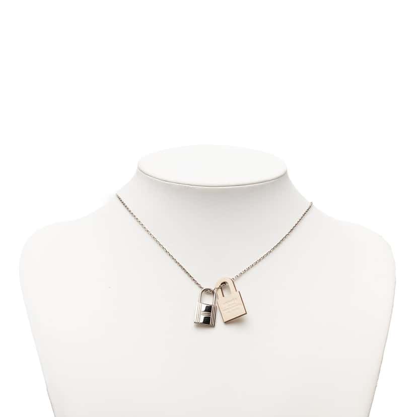 Hermès Palladium Plated and Swift O Kelly Pendant Necklace Silver Metal Very good condition - Model View