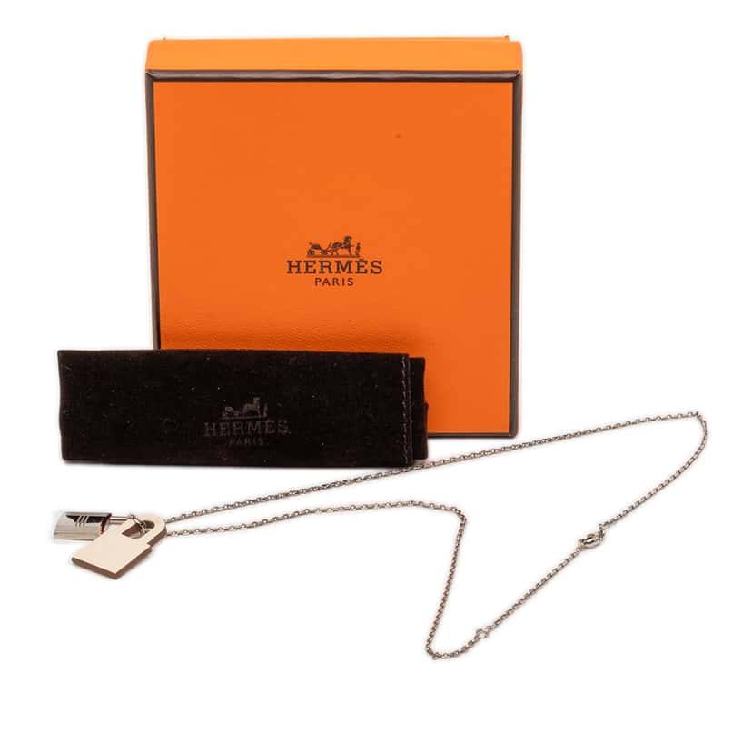 Hermès Palladium Plated and Swift O Kelly Pendant Necklace Silver Metal Very good condition - Box View