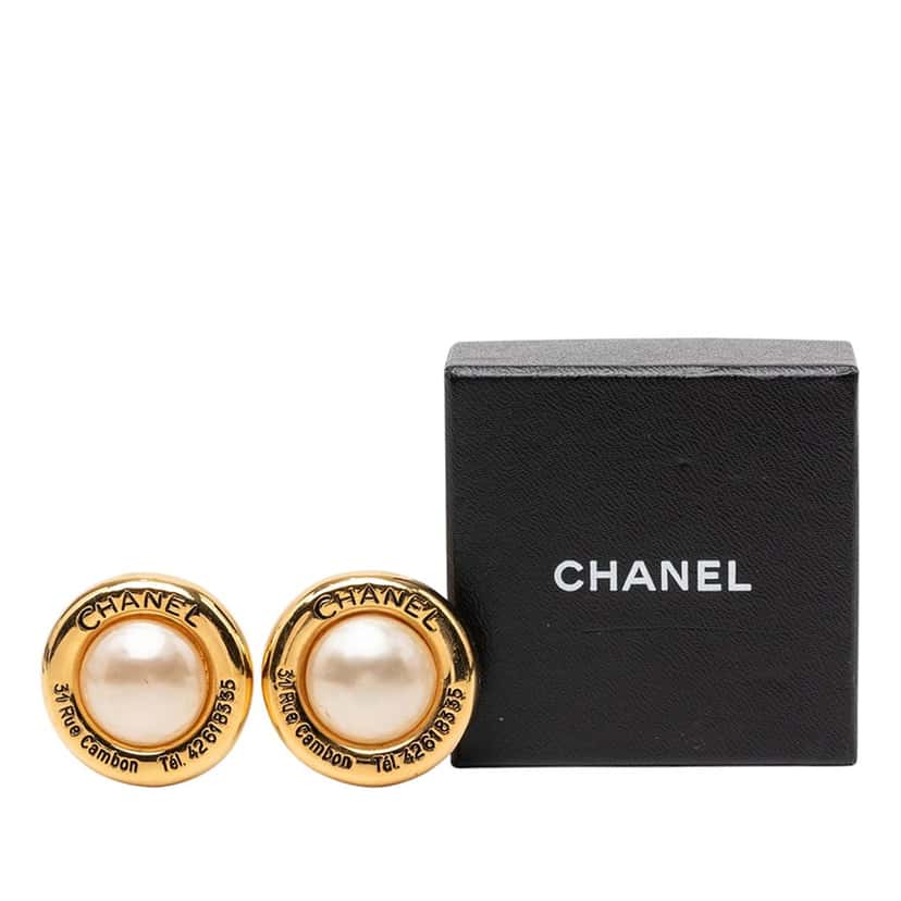 Chanel Gold Plated Faux Pearl 31 Rue Cambon Clip on Earrings Gold Metal Very good condition - Model View