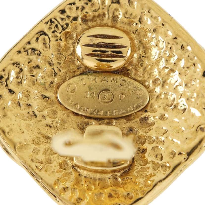 Chanel CC Gold Plated Diamond Shape Clip On Earrings Gold Metal Very good condition - Model View