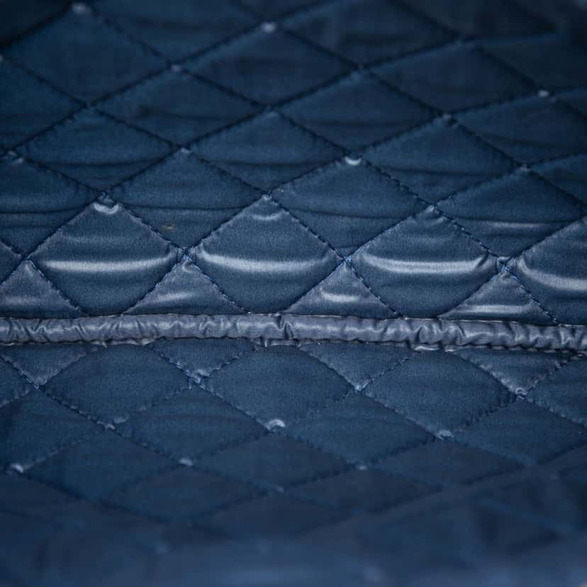 Chanel Medium Quilted Caviar Boy O Case Clutch Blue Leather Very good condition - Model View
