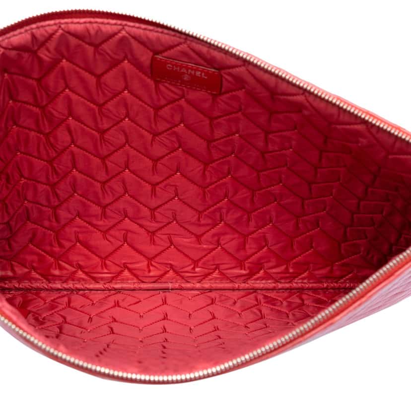 Chanel Large Diagonal Quilted Lambskin O Case Clutch Red Leather Very good condition - Model View