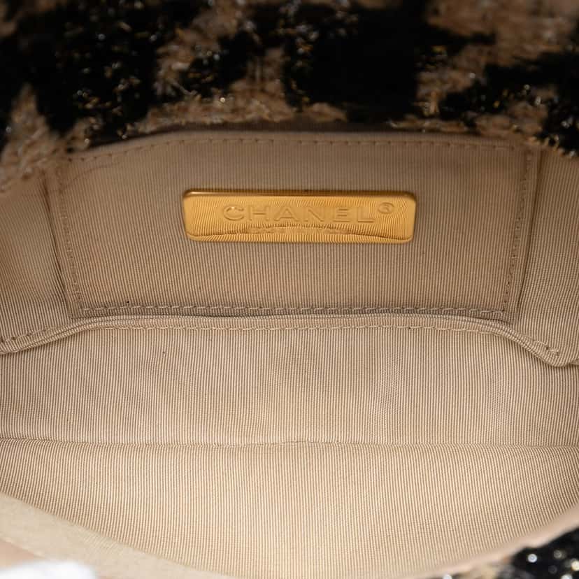 Chanel Houndstooth Tweed 19 Belt Bag Beige Very good condition - Model View