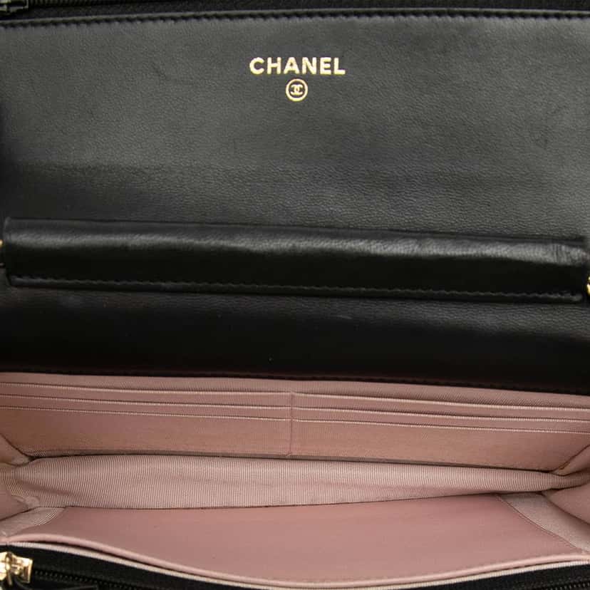 Chanel Quilted Lambskin Crest Wallet On Chain Black Leather Very good condition - Model View