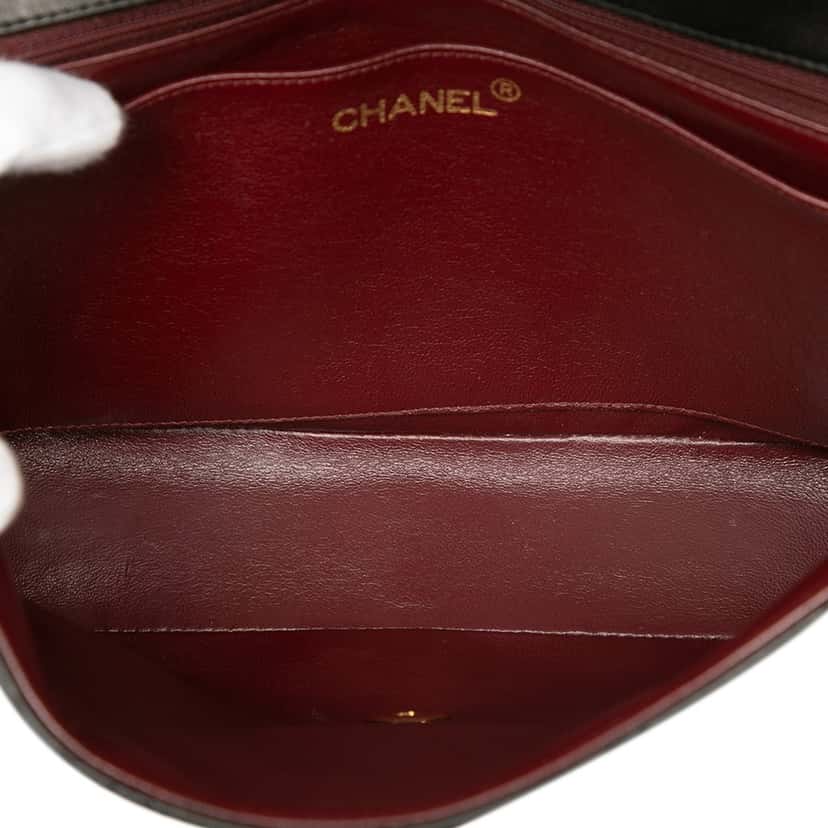 Chanel Medium CC Quilted Lambskin Border Single Flap Black Leather Very good condition - Model View