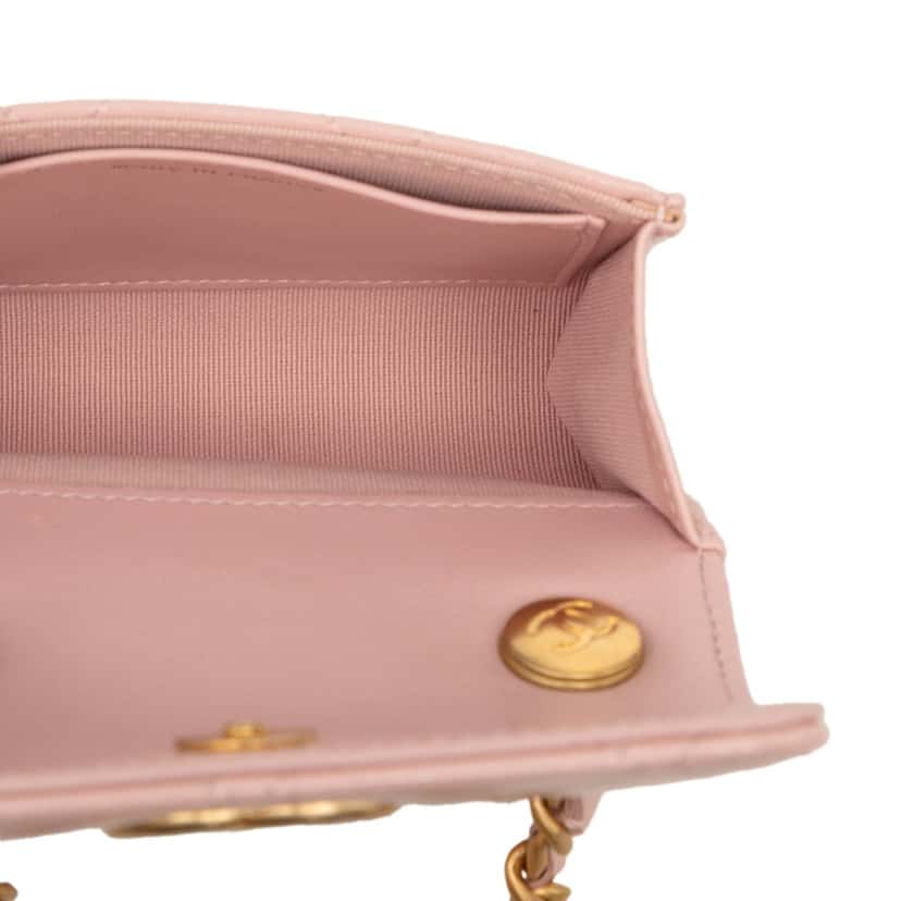 Chanel CC Quilted Lambskin Medallion Clutch With Chain Pink Leather Very good condition - Model View