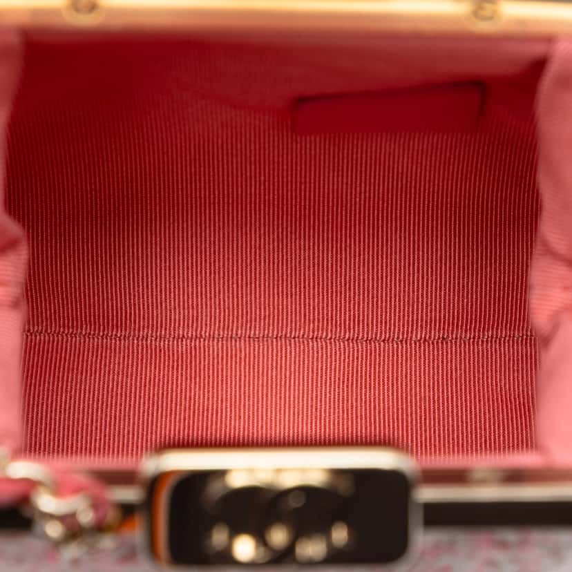 Chanel Quilted Tweed Kisslock Clutch With Chain Pink Very good condition - Model View
