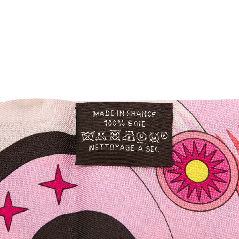 Hermès La Source de Pegase Silk Twilly Scarf Pink Very good condition - Model View