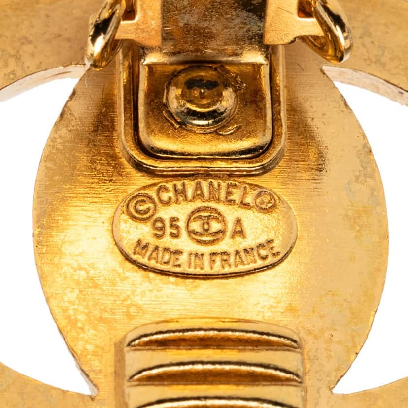 Chanel CC Gold Plated Turn Lock Clip on Earrings Gold Metal Very good condition - Inside View
