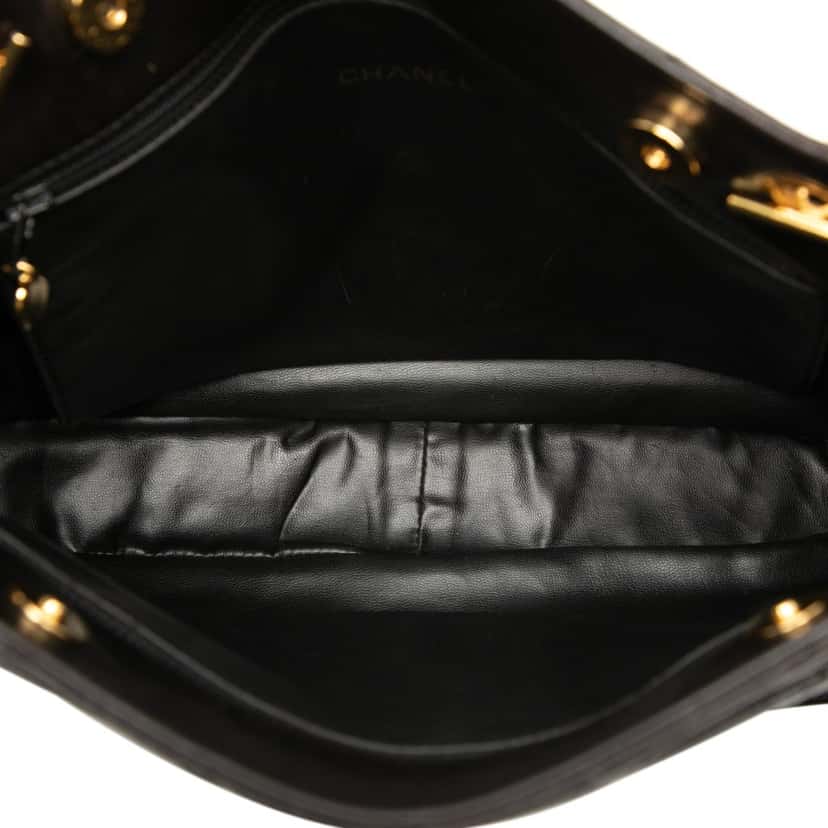 Chanel Quilted Lambskin Tote Black Leather Very good condition - Model View
