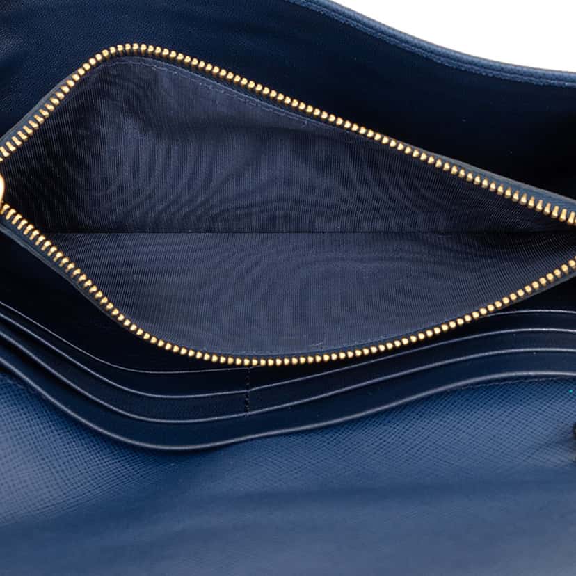 Prada Saffiano Wallet On Chain Blue Leather Very good condition - Model View