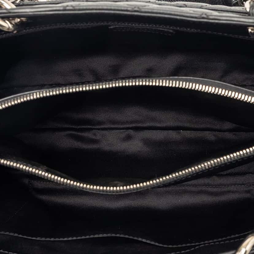 Chanel Caviar Grand Shopping Tote Black Leather Very good condition - Model View