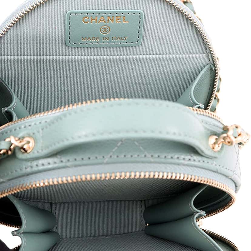 Chanel Quilted Caviar Handle With Care Round Vanity Case with Chain Green Leather Very good condition - Model View