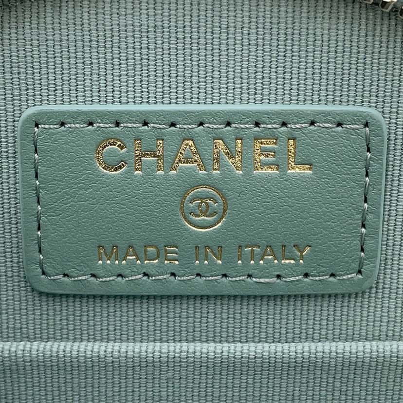 Chanel Quilted Caviar Handle With Care Round Vanity Case with Chain Green Leather Very good condition - Box View