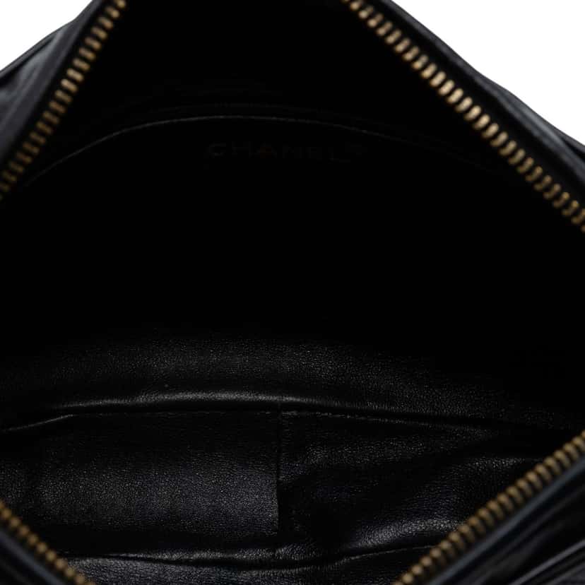 Chanel CC Quilted Lambskin Tassel Camera Bag Black Leather Very good condition - Model View