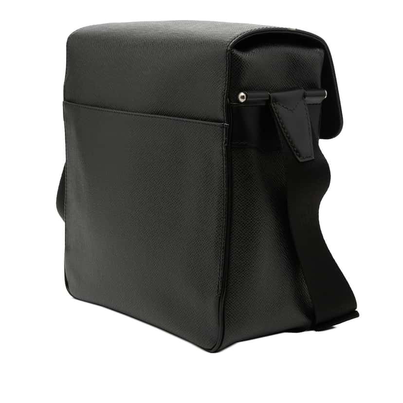 Louis Vuitton Taiga Yaranga Black Leather Very good condition - Back View