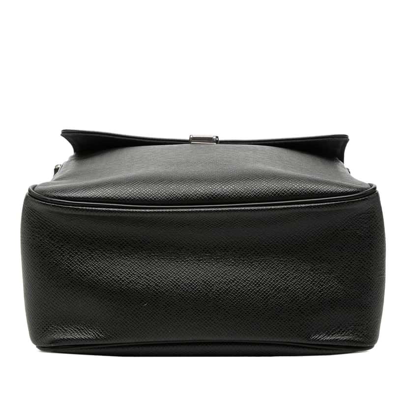 Louis Vuitton Taiga Yaranga Black Leather Very good condition - Inside View